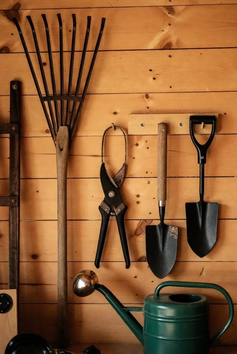 Sodininkystės įrankių priežiūra ir sandėliavimas